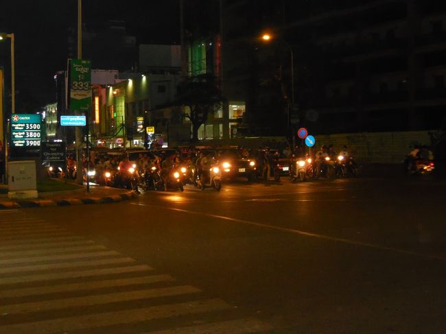 たらふく食べて帰ります。<br />食べ放題が1人７米ドル、ビールが１本２米ドルで計４本で２２米ドルくらいだったかな。確実にプノンペンの物価はどんどん上がっています。