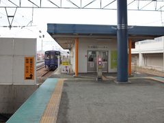 肥薩おれんじ鉄道川内駅。
JRのホームに間借りした感じで、おれんじ鉄道の窓口がある。