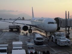 鹿児島中央駅前から朝一6:10のバスに乗るべく、20分前にバス乗り場に到着したのだが、あまりの混雑で、危うく乗れないところだった。
夜中に雪が降っていて、温暖な鹿児島とは思えない光景。
検査場の大混雑も併せて、飛行機は50分遅れで出発した。