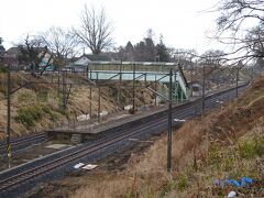 この先、富岡町に入る。

国道から常磐自動車道に向かう道のみ通行できる。
その途中から見える、夜ノ森駅。