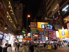 Nelson Street Mong Kok（旺角奶路臣街）でバスを下車し、女人街へ歩いていると･･･。
これが求めていた「香港らしい看板がいっぱい突き出た風景」。ネイザンロードより1筋東の西洋菜南街にありました。

女人街で姪・甥へのお土産になりそうな物などを物色しながら雰囲気を楽しんだ後