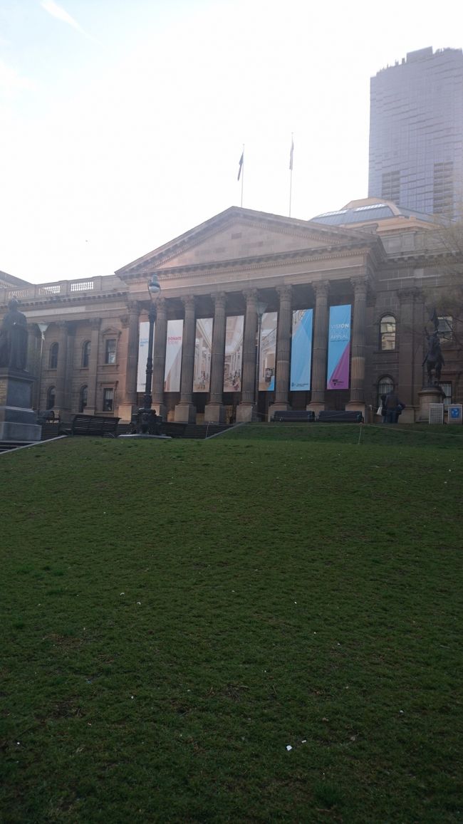 おなかペコペコの子供達をごまかしながら、<br />ビクトリアマーケットに向かって、<br />テクテクお散歩。