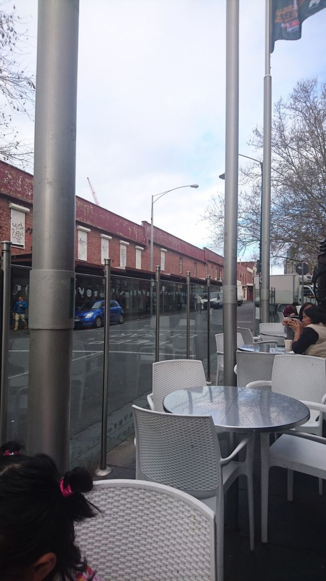 パンや温かいのみものを買って、<br />外のテーブルで朝食を。<br />子供達はhot chocolateが気に入った様子。