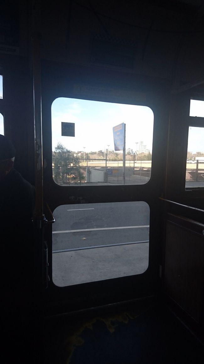 またトラムに乗車したら、<br />これがめちゃくちゃレトロな車両。<br />メルボルンの街並みに合っていい感じ。