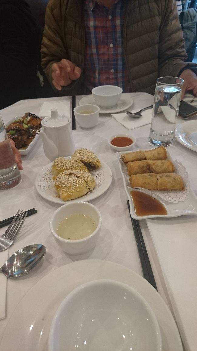 いただきま～す！<br />下の子はなんだか眠そう…。<br />早めに食べなくちゃね。