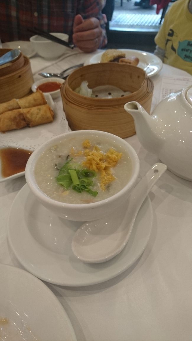 お粥美味しい～！<br />母と上の娘は、<br />きゃあきゃあ感激しながら食いつく傍ら、<br />あまりお腹すいてないし、と、<br />夫と息子はちょっと控えめ。<br /><br />