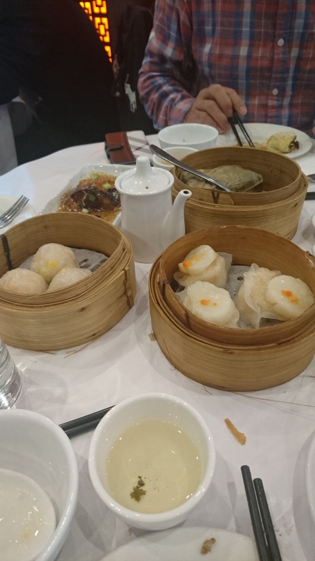 どんどん選んでどんどん食べて…。<br />と、中盤で、息子が座ったまま寝始めた！