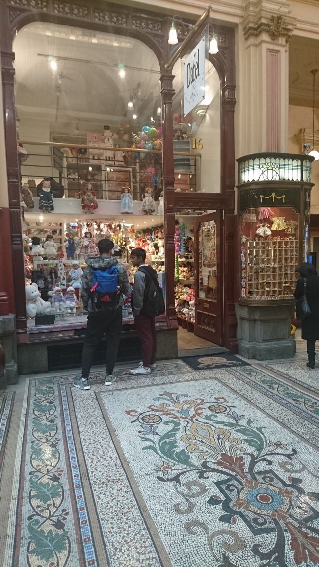 お人形やさん？<br />娘はウインドウに引き寄せられて<br />動かなくなる(笑)