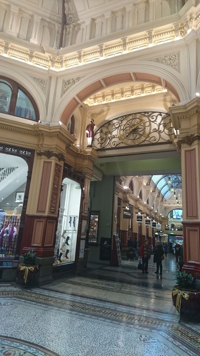 からくり時計♪<br />もうすぐ動くからか、<br />日本のおばちゃん軍団が<br />カメラを持って陣取ってます。<br />母娘も負けじとカメラを構える(笑)