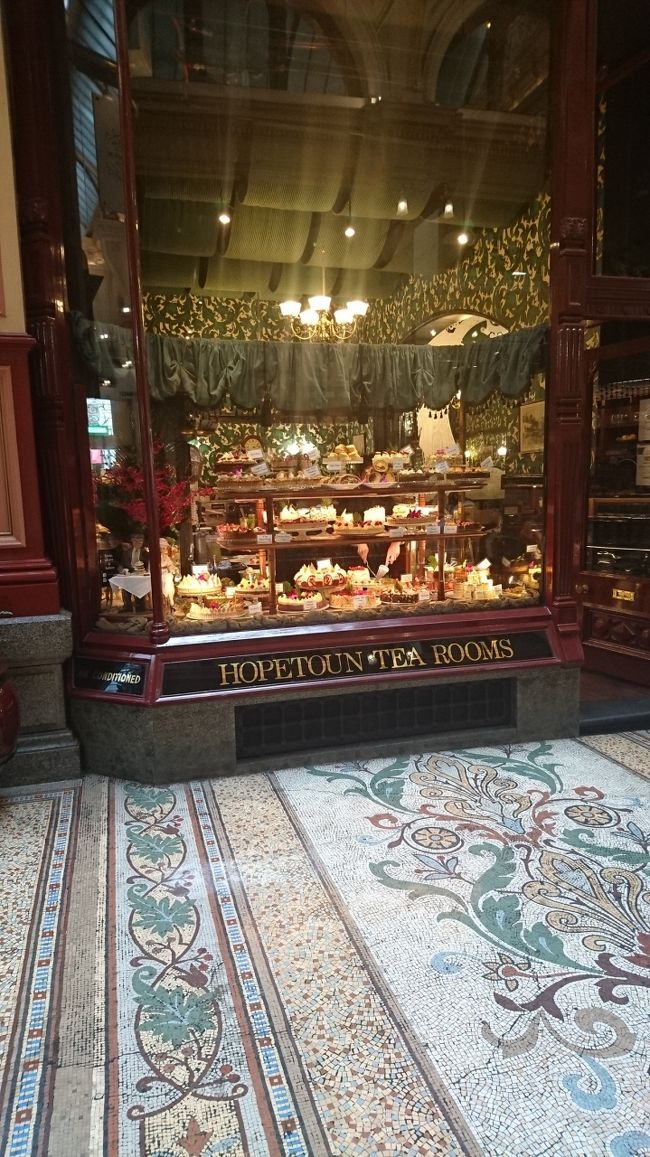 からくり時計をみたら、<br />チョコレートショップで<br />お土産探し！