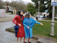　アラメダ公園に立つ　二人のマリー像
何をしているのかと言えば、「ナンパ」
イケメンのお金持ちが見つかりますように。