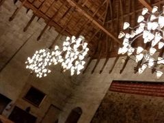 　ブラガンサ公爵館
 15世紀初めに初代ブラガンサ公爵ドン・アフォンサによって建てられました。16世紀に廃墟になりましたが、改修されて綺麗になっています。政府の公館として国賓などの接待場に使われているそうです。
　船をひっくり返したような天井
