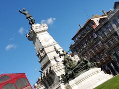 　バス乗り場の前の芝生広場「エンリケ航海王子公園」
エンリケ航海王子がドウロ川を指さしています。