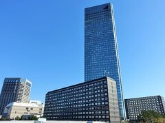 アパホテル＆リゾート東京ベイ幕張の全景
ホテル単体の建物としては国内最高層の50階建ての高層棟を挟むように、2棟の低層棟(15階建て)があります。
客室数は全2007室！超巨大ホテルです。

(この写真は翌日に撮影したもの)