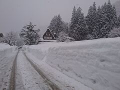 高岡から一番近い世界遺産の集落相倉合掌造り集落です。
雪の量半端ないです。
埋もれてます。