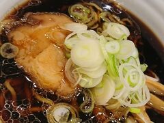 五箇山から帰ってきた後は少し遅めのお昼ご飯です。

とやまブラックラーメン。
初めて食べましたが胡椒が効いていて見た目より食べやすくておいしかったです。

お店の中には芸能人のサインがたくさん飾ってありました。