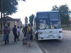 バスは30分遅れでミールのバス停に到着。小さい町なのでバスターミナルではなくバス停。