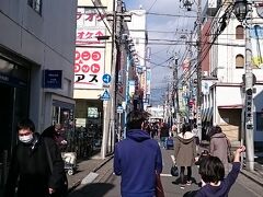 大船駅前近く。休日なので結構な人通りです。