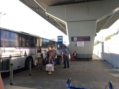 キエフボリスポリ国際空港。市内からは離れているけれど、空港バスが頻発しており問題なし。空港を出て右手側に歩いていくと写真のようなバス乗り場に着きます。そこから市バスでキエフ中央駅へ。