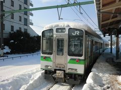 吉田駅からはE127系

列車の屋根にもたっぷり雪が積もっている