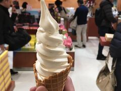 新千歳空港へ着いて、北菓楼のソフトクリームを。
美味しい。