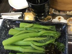 上環にある飲茶レストランでランチ。並んでいましたが回転が早いので待ちました。４品ほど頼みましたが120HDほど。美味しくてコスパが良いです。
あと、ガラス張りのお店なので入りやすいです。
この青菜のようなものについているたれはしょっぱいです。おいてある醤油？をかけて食べたほうが美味しいです。