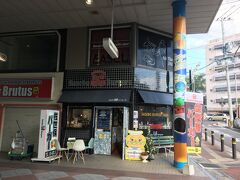 ということで、させぼ四ヶ町アーケード入口にあったこの店、Sasebo C&B Burgarsへ。14時半という時間帯で、客は2組と空いていたのでイートインします。