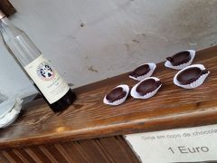 　ジンジーニャ。サクランボを漬け込んだ果実酒。町のあちこちで売っていました。チョコレートの容器に入れて１杯１ユーロ。アルコール度は18~20%とワインより高めだそうです。アルコール苦手なので、見るだけ。