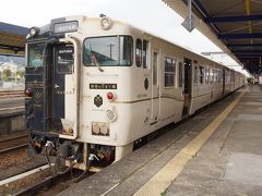 指宿駅に停車する「指宿のたまて箱」、通称いぶたま。JR九州お得意の、鈍行用お古車両キハ47を改造したD&S特急列車。
左右で色が異なるという独特さ。意外と人気があるのか、はやとの風車両をいぶたまに改造した車両が、増結3号車として休日を中心につなげられる。