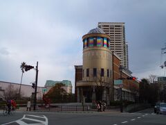 この日の目的地に到着!　宝塚駅からは徒歩10分弱でした。

入口には、火の鳥のモニュメントが建てられています。