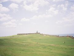 緑の芝生の先にはサン・フェリペ・デル・モッロ(エルモロ）砦