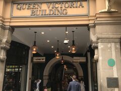 まずはホテルからジョージ・ストリートに出て、「クイーン・ビクトリア・ビルディング」を目指しました

中に入っていく男性もおっしゃれ～ !