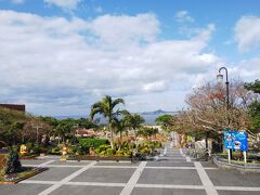 許田ICから名護湾沿いを北上、昨日海側から眺めた本部港を道側から確認。そのまま進行し到着したのが国営沖縄記念公園 海洋博公園です。

ここはその名前の通り、海洋博の跡地です。