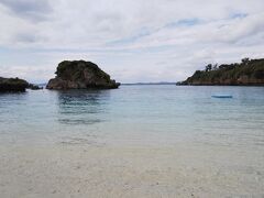 そして、そのまま海中道路をわたり平安島、宮城島と車を進め到着したのが伊計島の伊計ビーチ。遠浅のきれいなビーチですが、入場料が必要です。見学だけならシーズンオフ特価で150円。