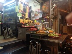 泰成水果店(Tai cheng Fruit Shop)
街のフルーツ屋さんにテーブルと椅子がある感じ　 このお店だけじゃなく、他のお店もこんな感じでした