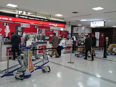 今回は真冬に南国に行くということで、服装に苦慮しました。
厚いダウンコートの下にユニクロのウルトラライトダウン、その下はTシャツという、現地時間重視の格好。
厚手のダウンは成田で預けることにしました。
コインロッカーも考えましたが、１日300円の7日間よりも実は安い方法を見つけまして…

JAL ABCカウンターならコート一枚7日間1340円。更に今回初導入のAMEXのゴールドカードで20%引きになるのです。
ってことで、カウンターで預けてレシートをいただきます。