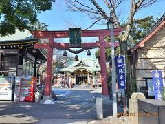階段の先には須賀神社（http://www.sugajinjya.org/）があります。

江戸初期より四谷の地に鎮座する、四谷十八ヵ町の総鎮守です。
