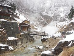 更に進むともう一つ橋があり、その先で噴気がもうもうと上がっています。
後楽館は、１２～１５時にお蕎麦と日帰り温泉をやっています。
