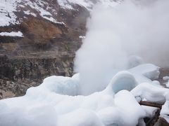 「地獄谷噴泉」です。猛烈な勢いで、噴気が上がっています。
背後には後楽館の露天風呂が見えます。
