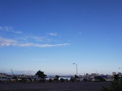 おはようございます。今日もよい天気。ホテルの窓から青空が見えます。ただ、天気予報によれば、午後から雨模様とのこと。なんとかもってほしいな。

食事をして荷造り。大きなバックはポーターサービスを利用してホテルのフロントから石垣空港へ送付してもらいます。送料500円。12時以後に出発の便で3時間の配送時間がとれれば利用できるとのこと。まさにうってつけでした。

身軽になって、キャンプ地、石垣市中央運動公園へ向かいます。もちろん歩きです。昨日レンタカー店に向かった道を歩きます。