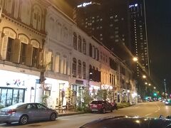 駅の近くにあるレストランはほぼ閉まっていたのですが
今回泊まるホテルの近くは、チャイナタウンです。
シンガポール料理はないけど、レストランはたくさんありました。
この時点でもう22時でしたが、まだレストランはやってます。
