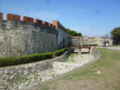 城外から見た鳳儀門の城壁