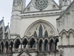 15番バスの車窓からのRoyal Courts of Justice（王立裁判所）