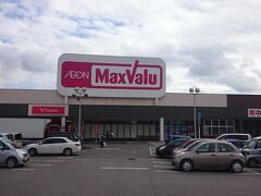 平久保崎を出て、石垣市街に向かう。空腹なので途中マックスバリュに立ち寄り。