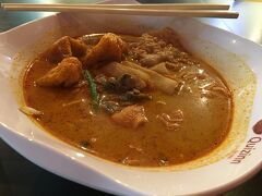 帰りの日です。
しぶとくKLIA2で早めのチェックインをした後にGATEWAYのフードコートでカレーラーメンを食べました。