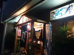 クルマを置いて夕食の店に向かう。「ひとし本店」を予約している。