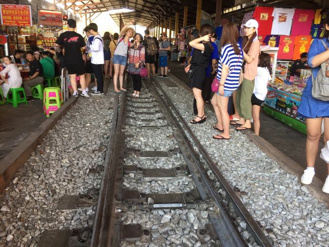 まずは、電車の時間に合わせてメークローン市場に到着。<br />ここは昔は普通の市場だったところがどんどん線路の上まで拡大していって、電車が通るたびに折り畳むようになったという、今では世界中から観光客が押し寄せるスポットになった市場です。
