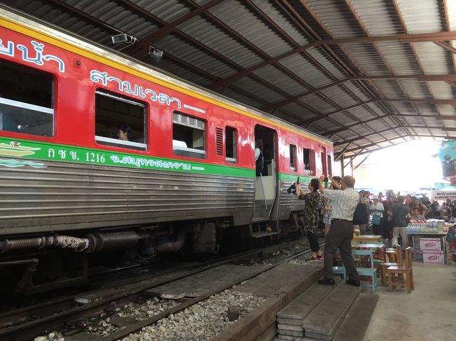 ギリギリを電車が通過。ここが終点。