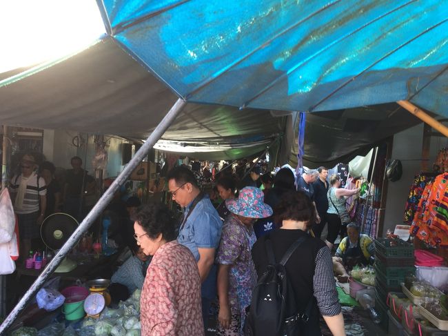 列車が通過すれば何事もなかったように線路の上で営業。