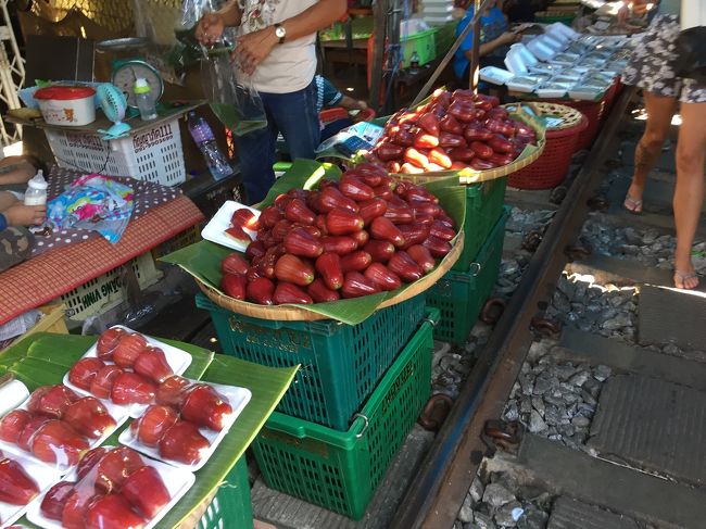 チョムプー。<br /><br />電車が去れば普通の市場で、実は線路沿いだけじゃなくずっと奥まであります。<br />まあ元々場所がなくて線路まで進出したのでそりゃそうか。